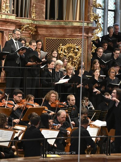 Chor und Orchester musizieren unter der Leitung einer Dirigentin vor der barocken Orgel im Grazer Dom. | © Christian Brunnthaler