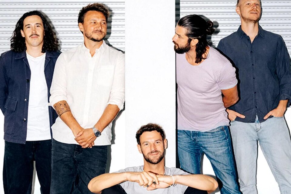 Gruppenfoto der Bands Pizzera & Jaus und folkshilfe für einen gemeinsamen Auftritt in der Oper Graz. | © Ingo Pertramer