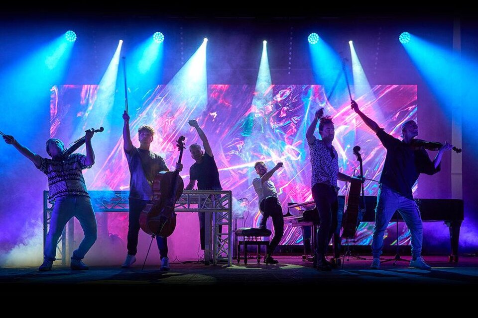 Die Band Symphoniacs tritt mit Streichinstrumenten und elektronischer Musik auf der Bühne der Helmut List Halle auf. | © Giovanni Dominici