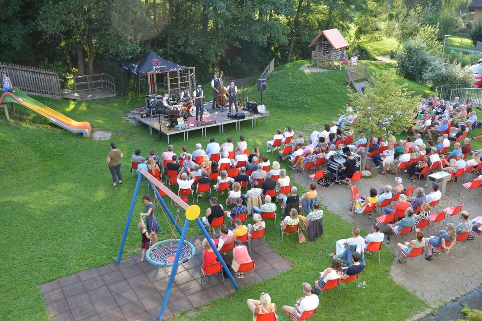 Konzert der OldSchoolBasterds im Schulhof Nestelbach mit Publikum im Freien. | © Oswald Schechter
