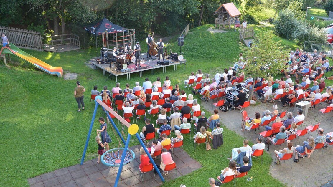 Konzert der OldSchoolBasterds im Schulhof Nestelbach mit Publikum im Freien. | © Oswald Schechter
