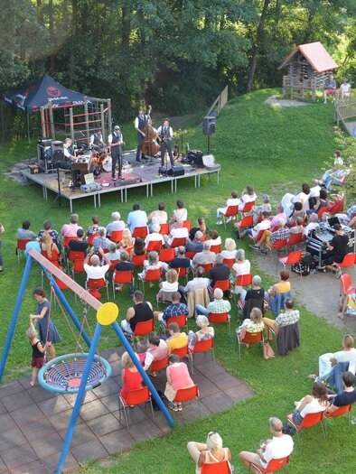 Concert of the OldSchoolBasterds in the Nestelbach schoolyard with an audience outdoors. | © Oswald Schechter