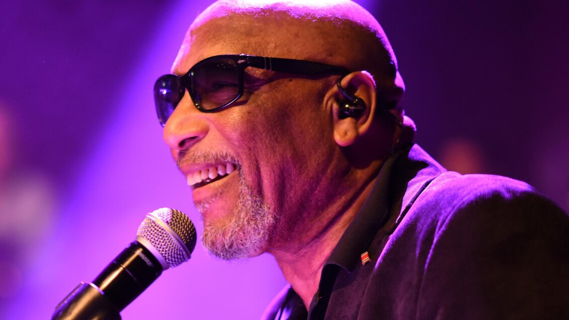 Sänger Ron Williams singt bei „Ron Williams meets Harry Belafonte“ auf der Bühne in Nestelbach. | © Werner Gotsch