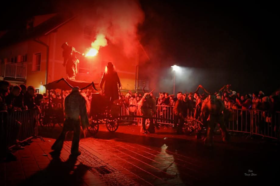 Krampusse und Perchten ziehen bei Fackellicht vor Publikum durch St. Radegund. | © St. Radegunder Schöckl Pass