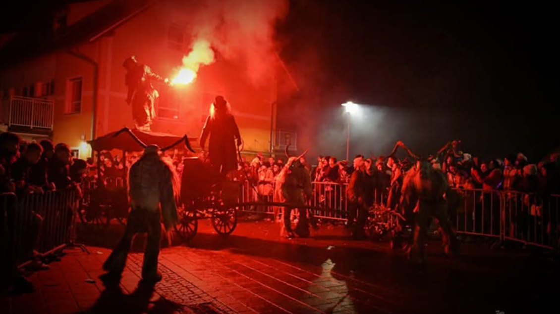 Krampusse und Perchten ziehen bei Fackellicht vor Publikum durch St. Radegund. | © St. Radegunder Schöckl Pass