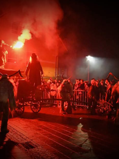 Krampusses and Perchten march through St. Radegund in front of an audience by torchlight. | © St. Radegunder Schöckl Pass