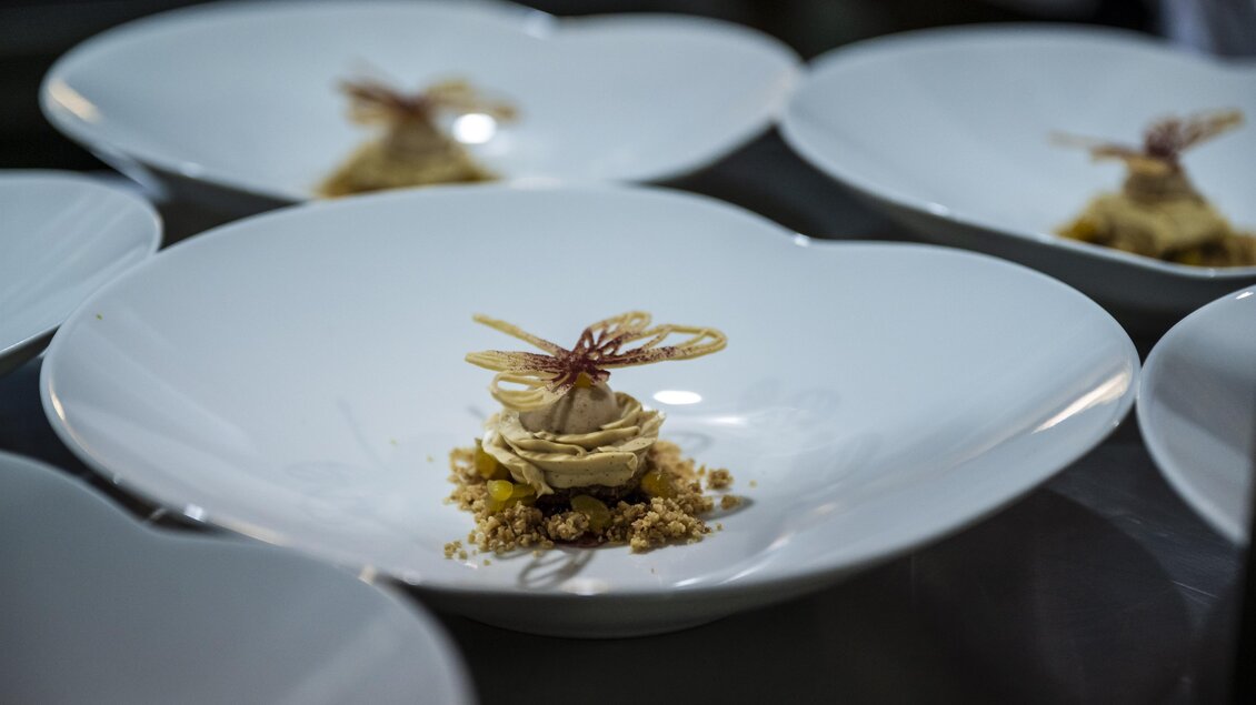 Aufwendig angerichtetes Dessert auf weißem Teller im Van den Berg Restaurant Graz. | © Kuliktiv-Jaimy Reisinger