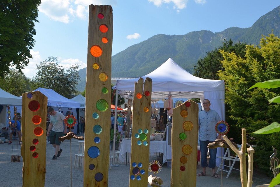 Der Kunsthandwerksmarkt findet im Kurpark Bad Aussee statt. Verschiedenstes Handwerk wird angeboten. | © Die Kunsthandwerker