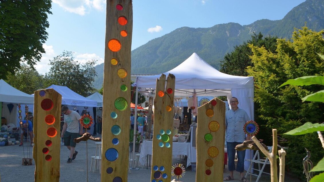 Der Kunsthandwerksmarkt findet im Kurpark Bad Aussee statt. Verschiedenstes Handwerk wird angeboten. | © Die Kunsthandwerker
