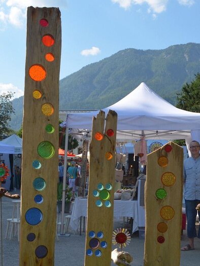 The arts and crafts market takes place in the Kurpark Bad Aussee. A variety of crafts are offered. | © Die Kunsthandwerker