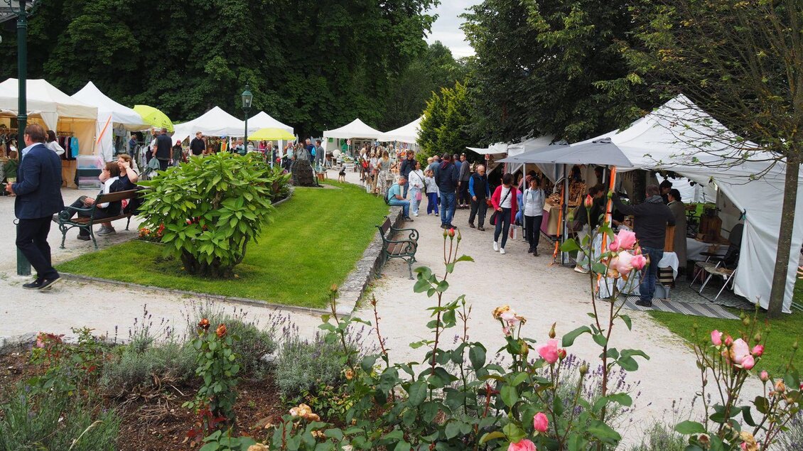Der Kunsthandwerksmarkt findet im Kurpark Bad Aussee statt. Verschiedenstes Handwerk wird angeboten. | © Die Kunsthandwerker