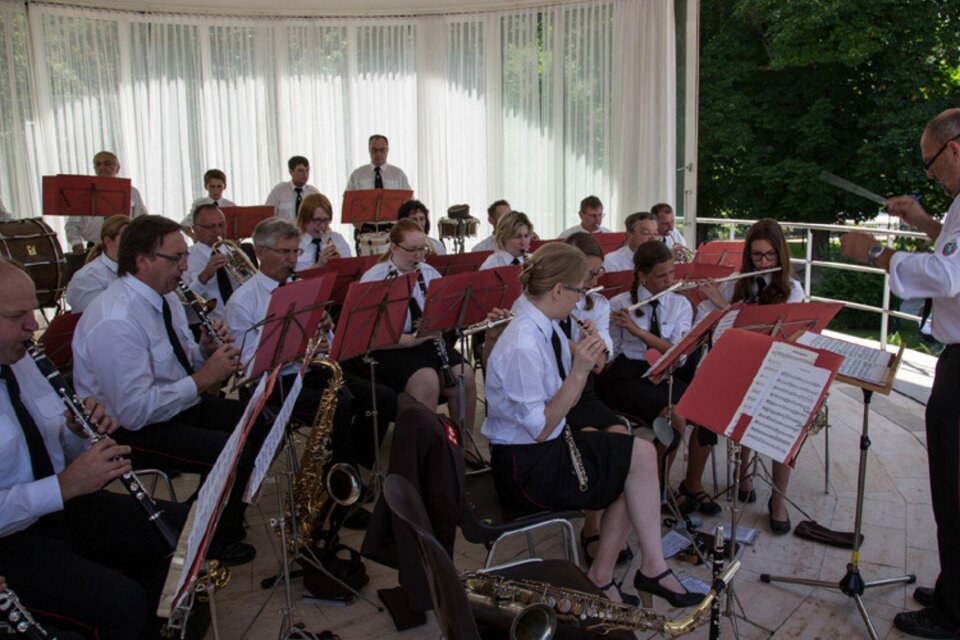 <p>Die Lupitsch Feuerwehrmusikkapelle ist eine Blaskapelle und spielt im Pavillon im Kurpark Bad Aussee. Die Musiker tragen weiße Hemden und spielen verschiedene Instrumente, während ein Dirigent dirigiert.</p></p> | © Lupitsch Feuerwehrmusikkapelle
