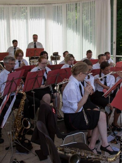 <p>The Lupitsch Fire Brigade Band is a brass band that plays in the pavilion in the Kurpark Bad Aussee. The musicians wear white shirts and play various instruments while a conductor conducts.</p> | © Lupitsch Feuerwehrmusikkapelle
