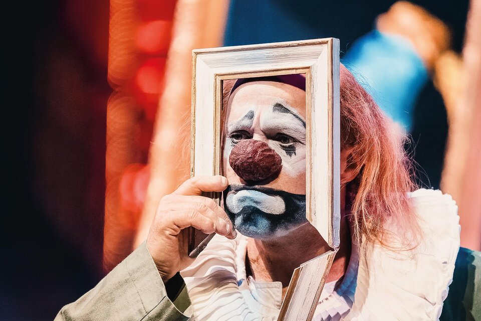 Clown mit weiß geschminktem Gesicht hält bei einer La Strada-Aufführung in Kalsdorf einen Bilderrahmen vor das Gesicht. | © Jolanda Hofmann
