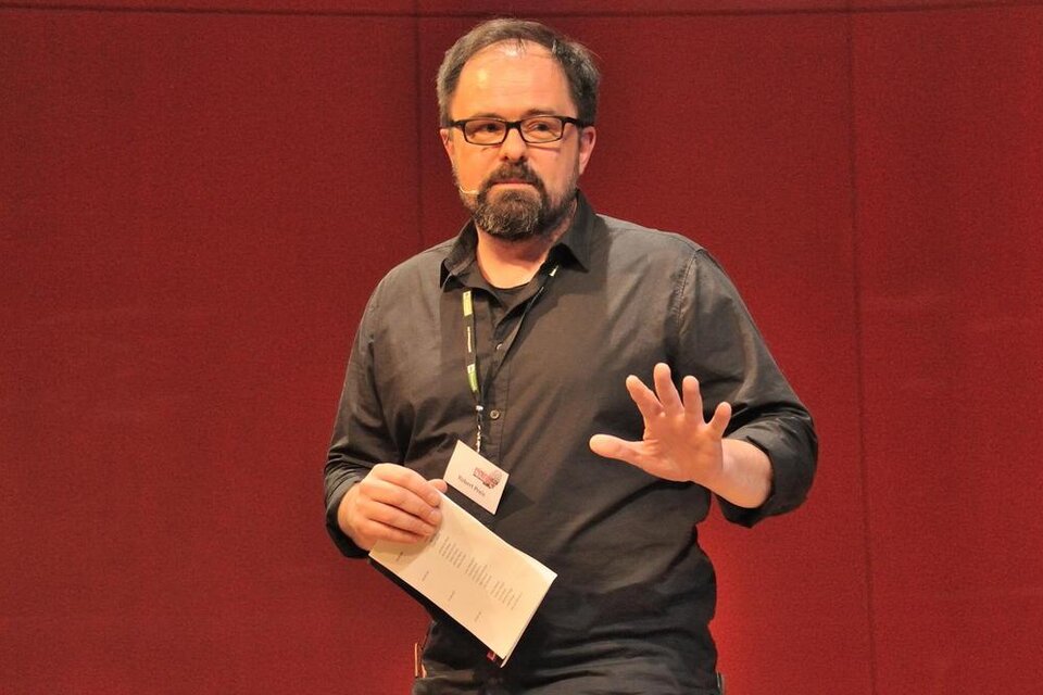 Robert Preis liest bei einer Veranstaltung im Kunsthaus Köflach aus einem Buch und spricht dabei zum Publikum. | © Jürgen Schmid