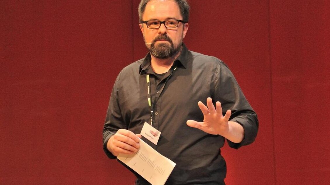 Robert Preis liest bei einer Veranstaltung im Kunsthaus Köflach aus einem Buch und spricht dabei zum Publikum. | © Jürgen Schmid