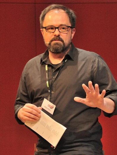 Robert Preis reads at an event in the Kunsthaus Köflach from a book and speaks to the audience. | © Jürgen Schmid