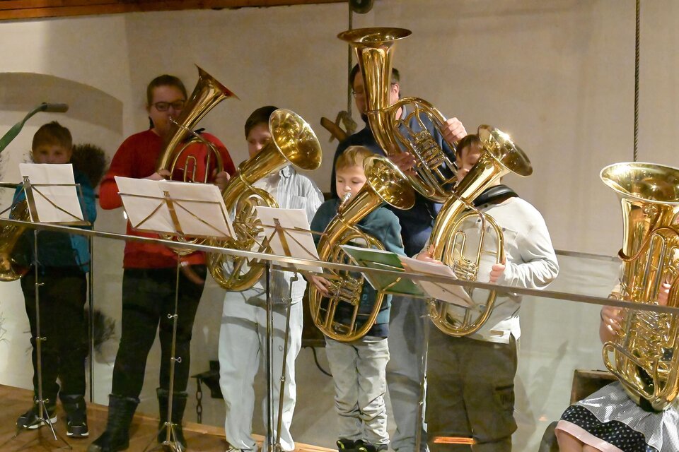 Eine Gruppe von Kindern spielt auf verschiedenen Tuben. Sie stehen in einer Reihe und schauen auf Notenblätter. | © Karl Dobnigg