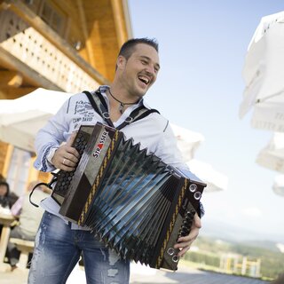 Live music BratlAlm_harmonica player_Eastern Styria | © BratlAlm