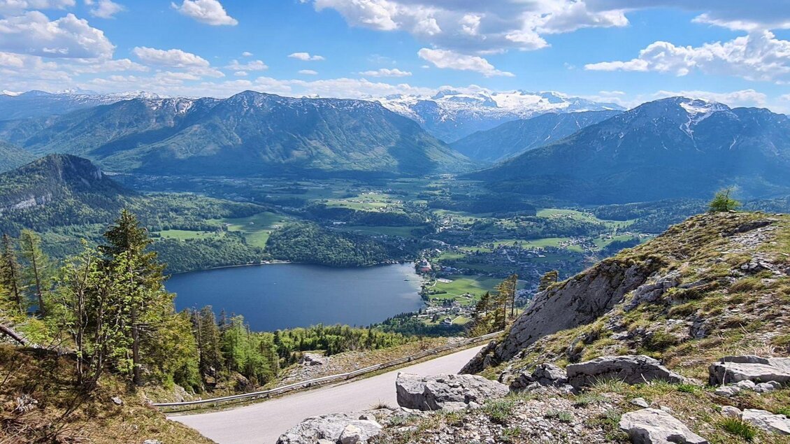 <p>Eine malerische Aussicht auf den Altausseer See, umgeben von Bergen der Ausseerlandes und grünen Wiesen und Wäldern. Der Himmel ist klar mit einigen Wolken.</p> | © Stephanie Bor