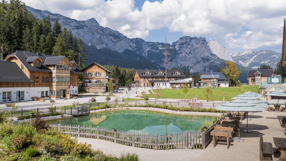 Zloam Wirt mit Teich & Bergpanorama - Narzissendor | © www.zloam.at