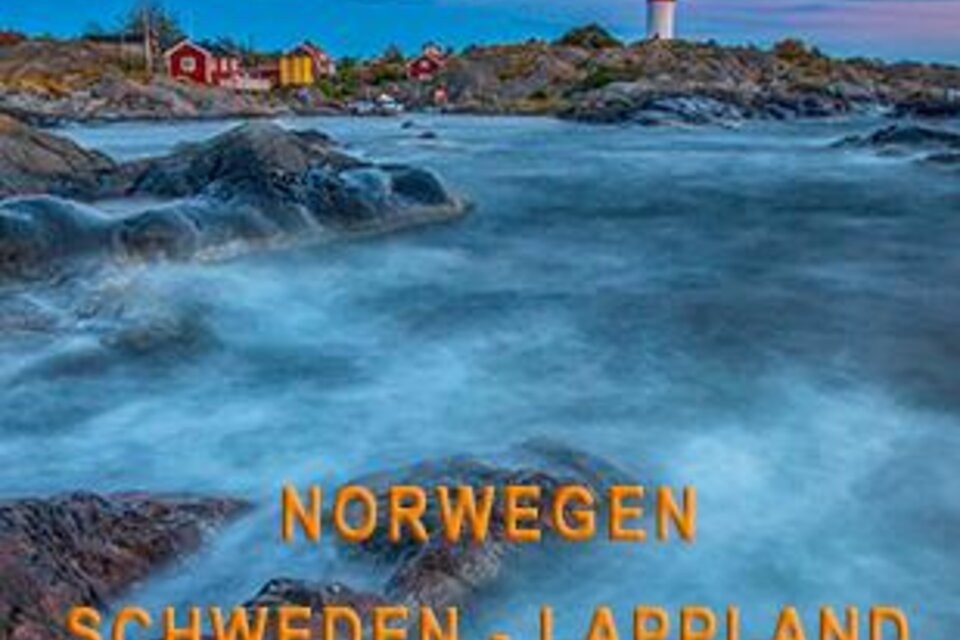 Ein beeindruckendes Küstenbild mit einem Leuchtturm und roten Holzhäusern. Das Wasser ist lebhaft und die Farben des Himmels sind in sanften Pastelltönen gehalten. | © Wolfgang Fuchs