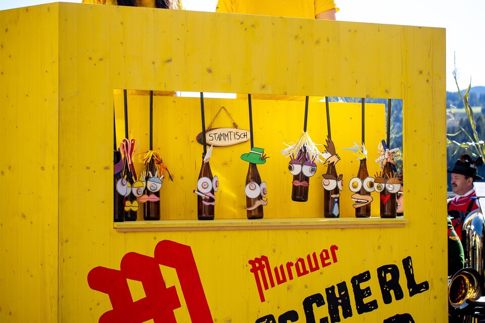 Ein farbenfrohes Theater mit dem Namen "Flascherl Theater". Zwei Personen stehen hinter der Theke und präsentieren verschiedene Getränke. | © Tv Murau