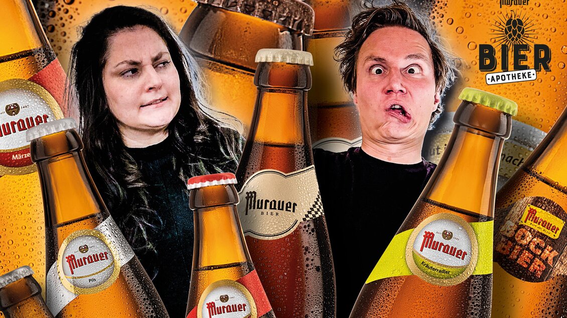 Ein witziges Bild mit zwei Personen, die überrascht schauen. Um sie herum sind viele Bierflaschen mit verschiedenen Etiketten zu sehen. | © TVB Murau