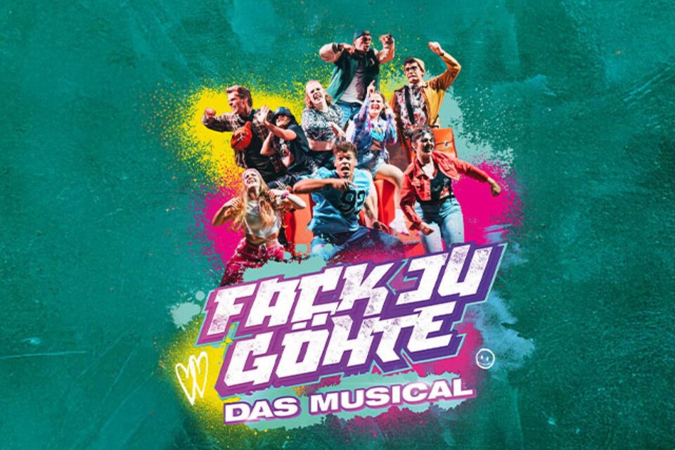 Ensemble des Musicals „Fack ju Göhte“ in einer dynamischen Gruppenpose vor farbig gestaltetem Hintergrund. | © ShowSlot