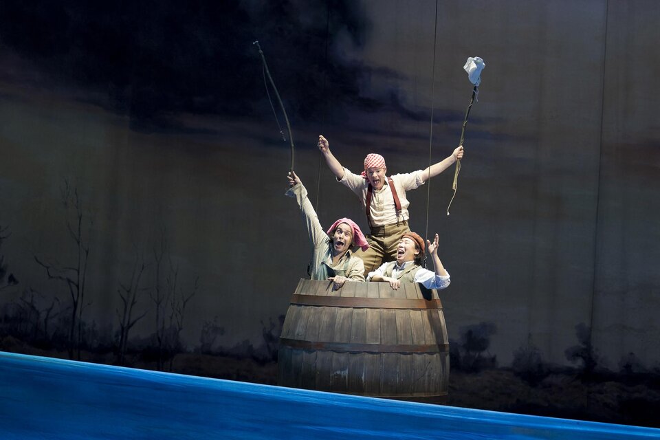 Drei Darsteller im Fass auf der Bühne des Musicals „Tom Sawyer“ in der Oper Graz. | © Werner Kmetitsch
