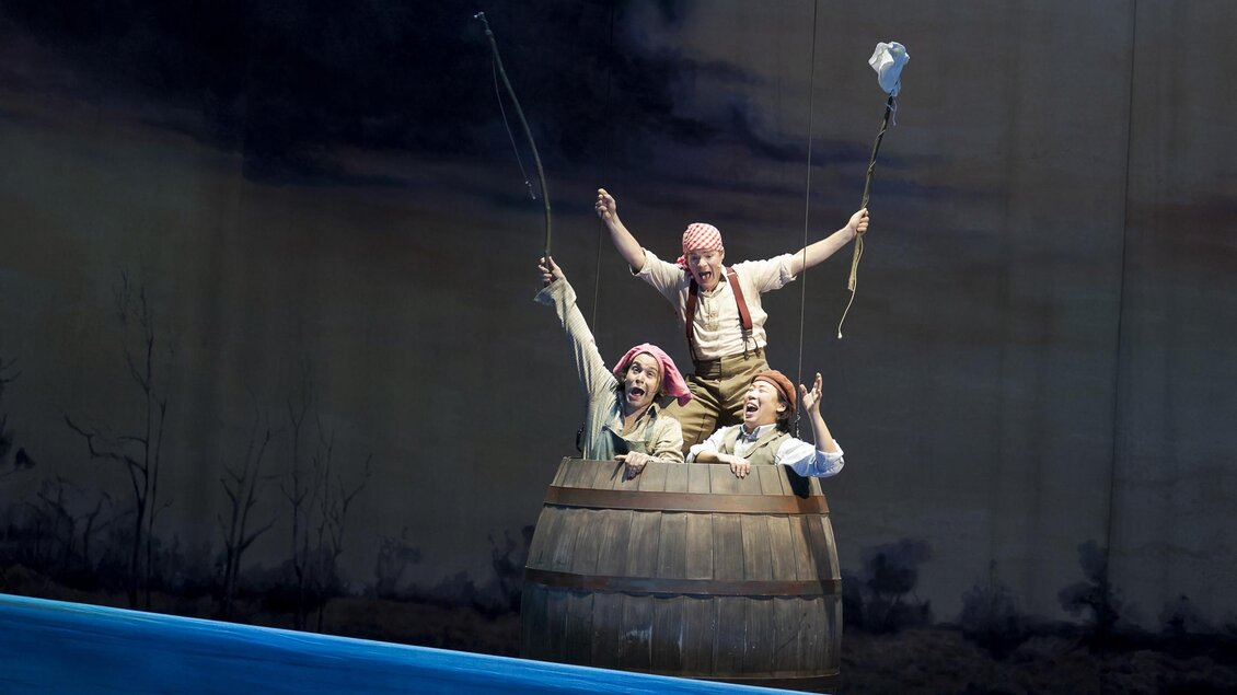 Drei Darsteller im Fass auf der Bühne des Musicals „Tom Sawyer“ in der Oper Graz. | © Werner Kmetitsch