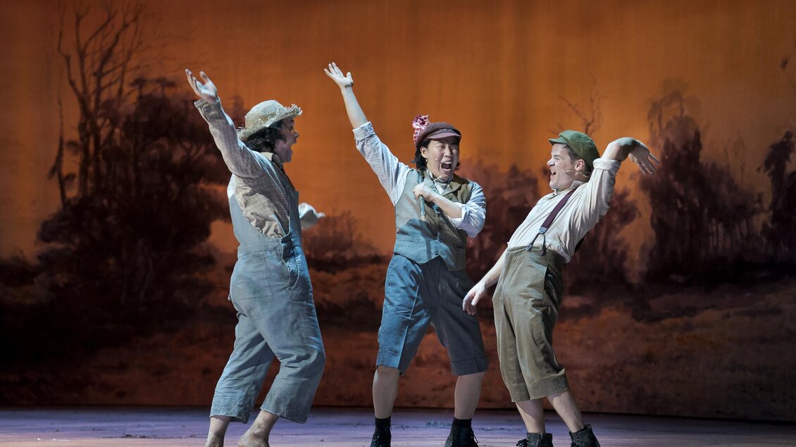 Drei Darsteller auf der Bühne des Musicals „Tom Sawyer“ in der Oper Graz während einer Tanzszene. | © Werner Kmetitsch