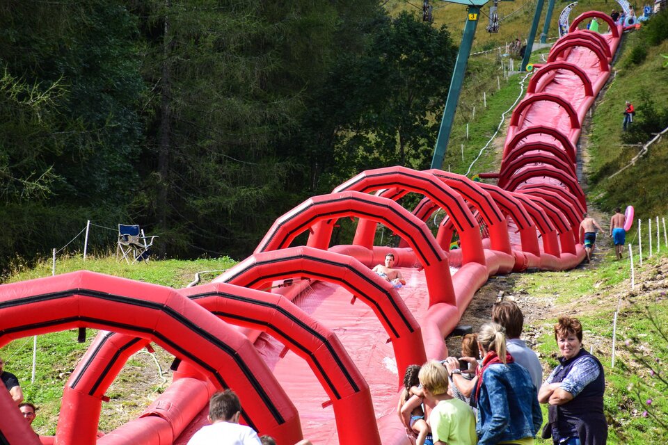 Der rote "Oimslide" - also eine Rutsche mit Tunnelüberzug | © Freizeitbetriebe Veitsch