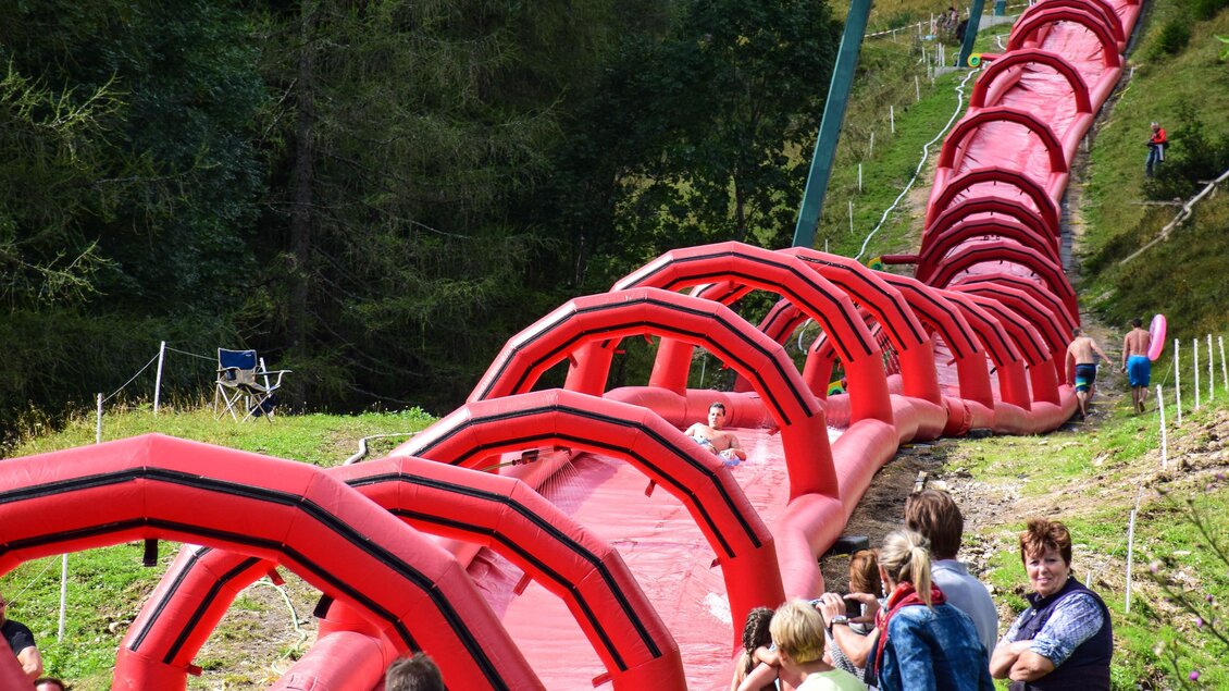 Der rote "Oimslide" - also eine Rutsche mit Tunnelüberzug | © Freizeitbetriebe Veitsch