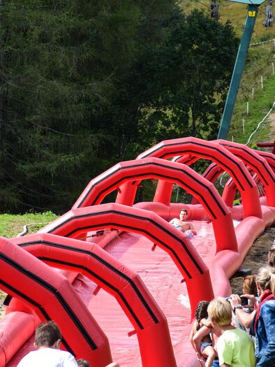 Der rote "Oimslide" - also eine Rutsche mit Tunnelüberzug | © Freizeitbetriebe Veitsch