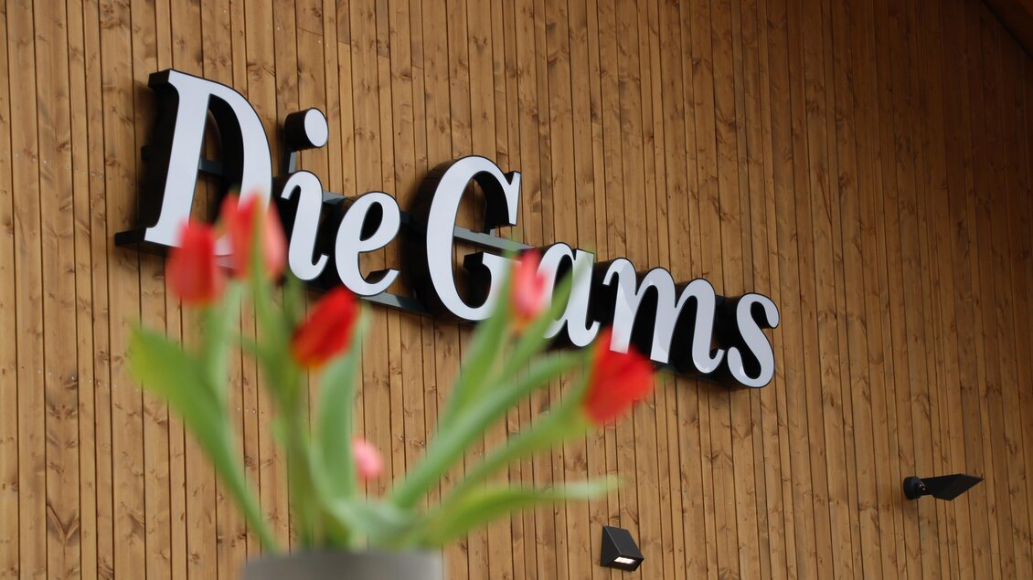 Hier sind man das Restaurant die Gams mit ihrem Logo auf der holzernen Hauswand. | © Freizeitbetriebe Veitsch