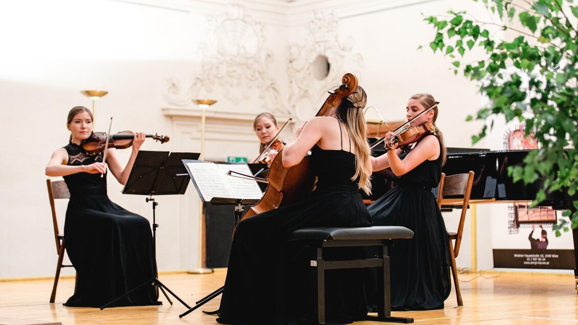 Ein Streichquartett spielt in einem eleganten Saal. Die Musikerinnen tragen schwarze Kleider und sind konzentriert bei der Aufführung. | © Verein Neuberger Kulturtage