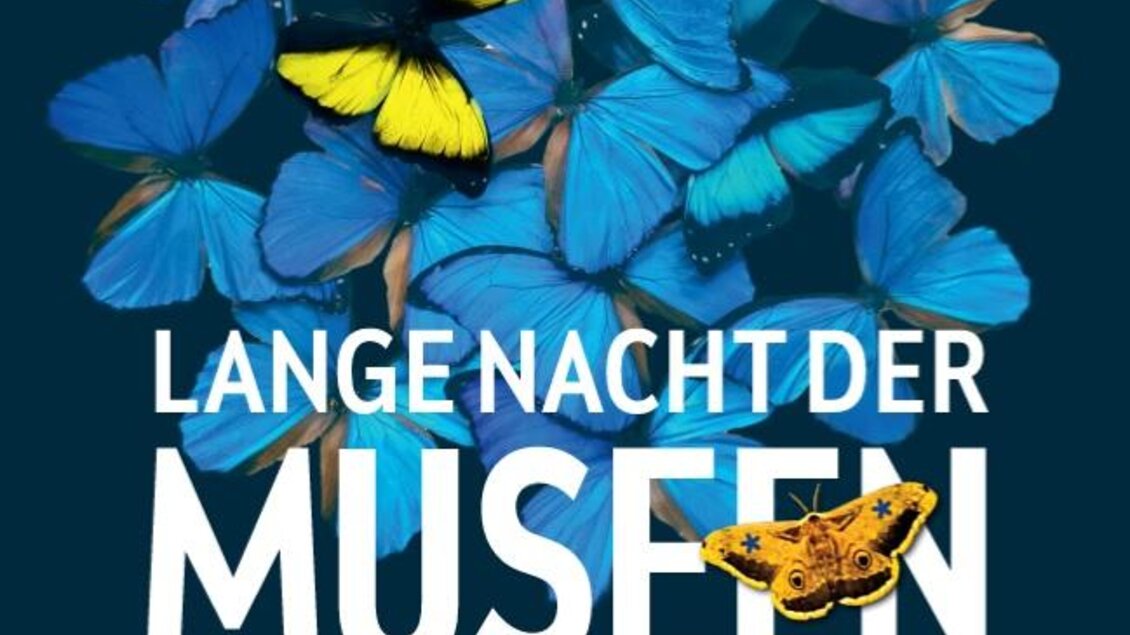 Ein Plakat für die Lange Nacht der Museen mit bunten Schmetterlingen auf blauer Hintergrund. Es gibt Informationen über den Termin und die Veranstaltung in Österreich. | © (c) ORF