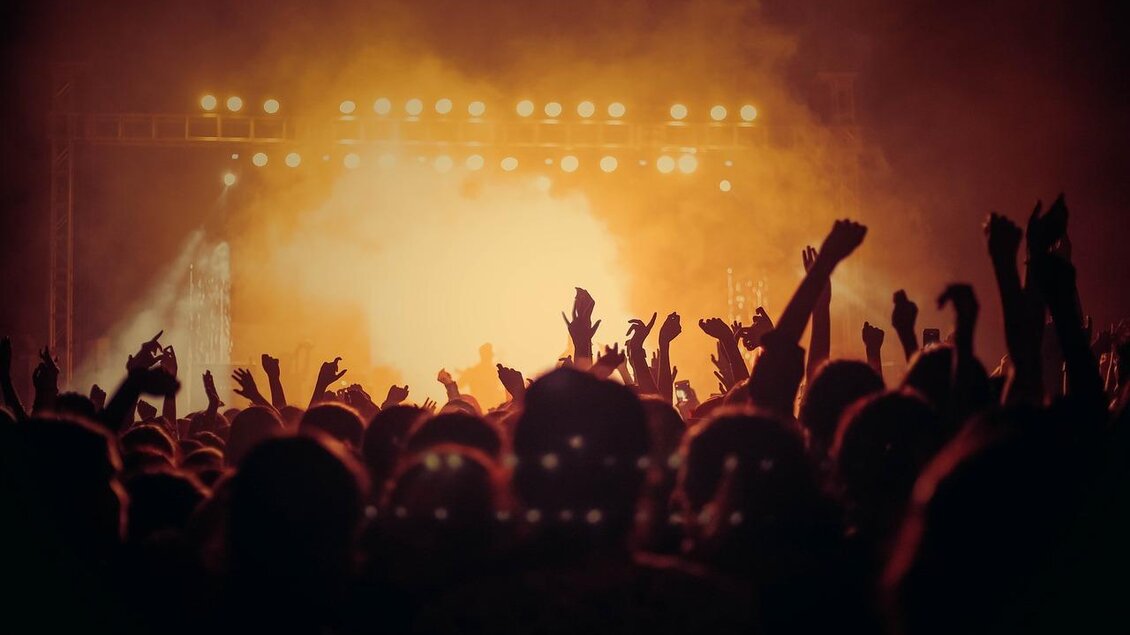 Ein DJ-Setup mit Kopfhörern und einem Plattenspieler. Die Atmosphäre ist durch das sanfte Licht lebhaft und kreativ. | © pixabay.com