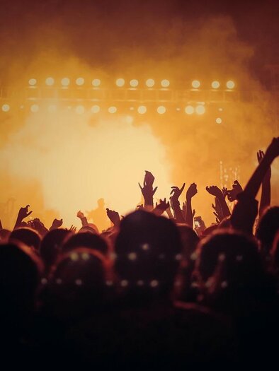 Ein DJ-Setup mit Kopfhörern und einem Plattenspieler. Die Atmosphäre ist durch das sanfte Licht lebhaft und kreativ. | © pixabay.com