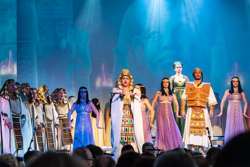 Bühnenszene der Oper Aida in Bärnbach mit Ensemble in ägyptischen Kostümen vor Tempelkulisse. | © fotogentile.com