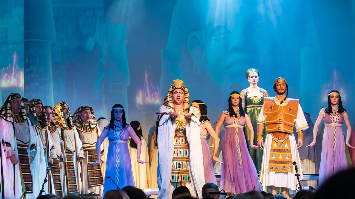 Bühnenszene der Oper Aida in Bärnbach mit Ensemble in ägyptischen Kostümen vor Tempelkulisse. | © fotogentile.com