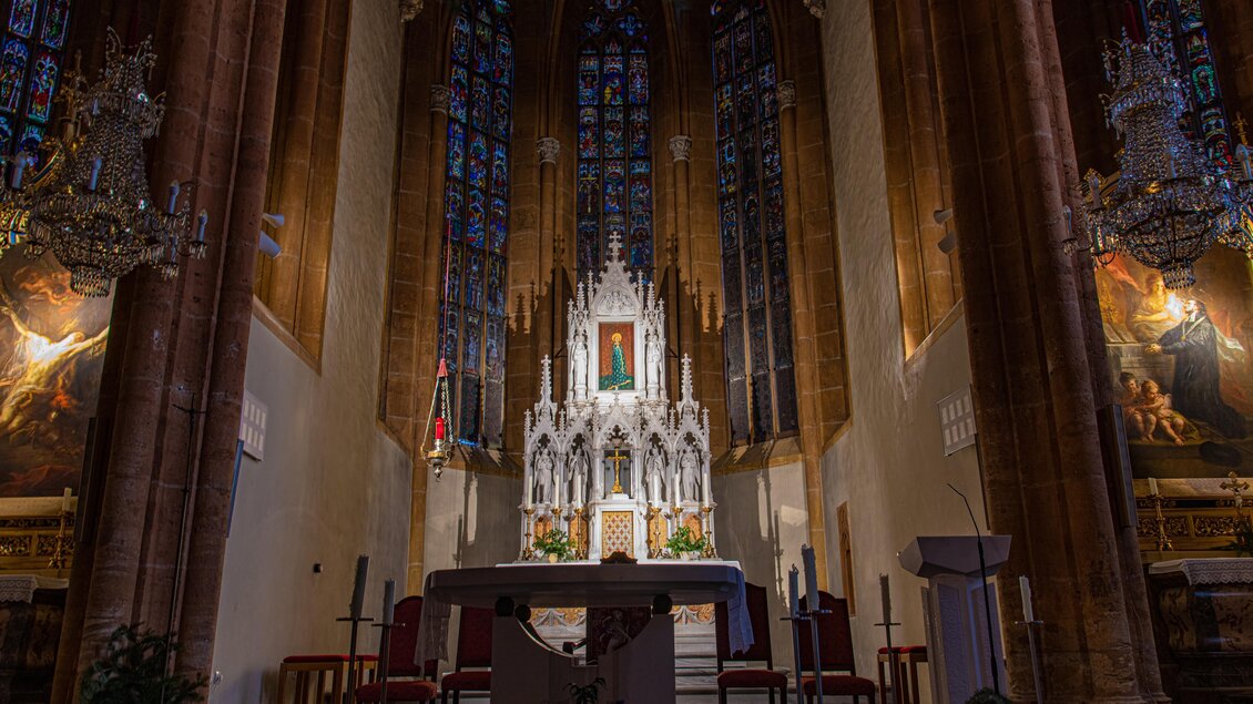 Eine beeindruckende Kirchengemeinde mit kunstvollem Altar und bunten Fenstern. Die Atmosphäre ist friedlich und ehrwürdig. | © TV Region Graz-Mias Photoart