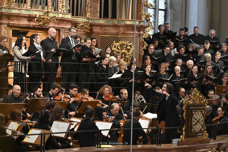 Das Domorchester mit Dirigentin Melissa Dermastia, sowie dem Konzertchor der Dommusik im Konzert im Grazer Dom.  | © Christian Brunnthaler