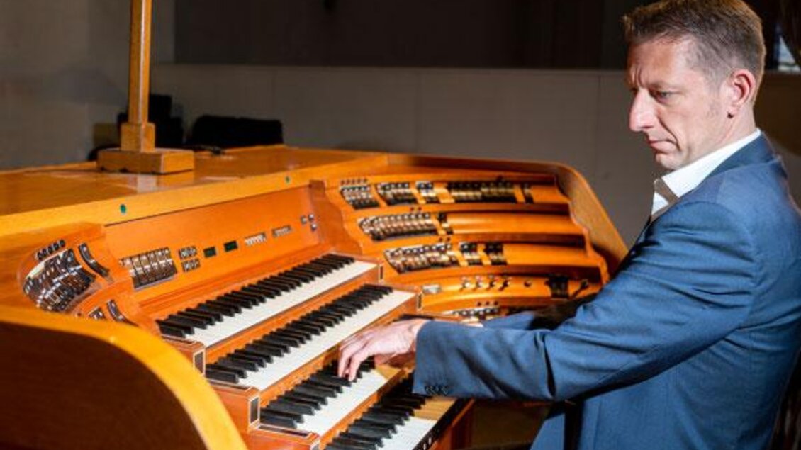 Ruben Sturm spielt die Orgel beim Konzert im Grazer Dom an einem mehrmanualigen Spieltisch. | © Sandra Wolf