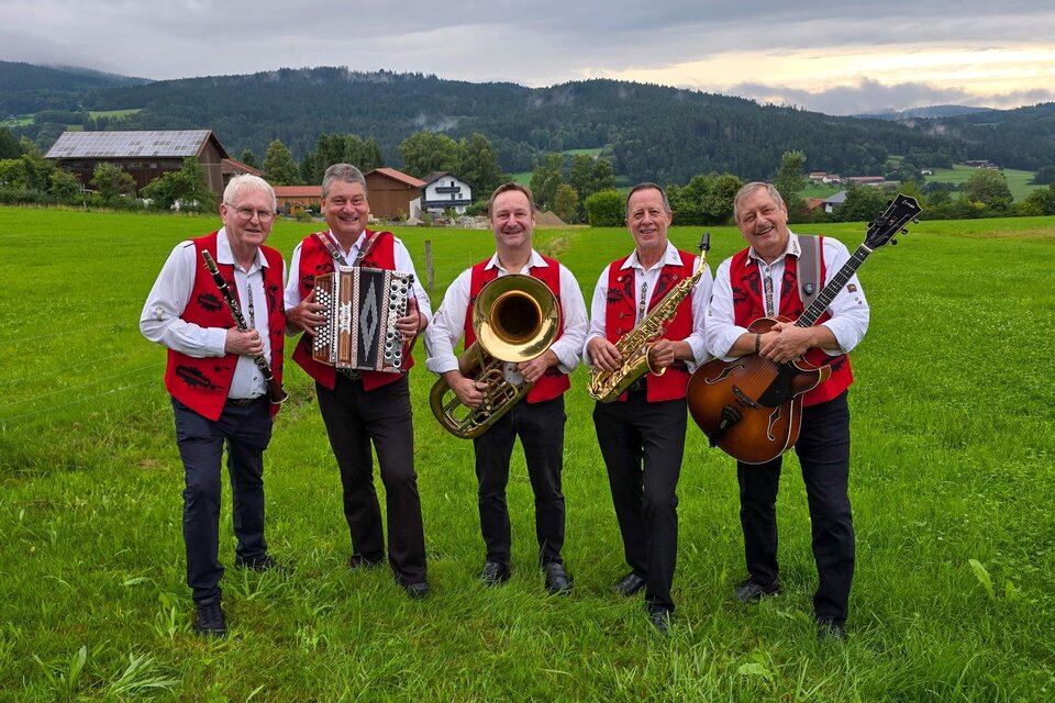 Fünf Musiker des Orig. Almrauschklang mit Klarinette, Harmonika, Tenorhorn, Saxofon und Gitarre spielen in Bärnbach. | © Almrauschklang