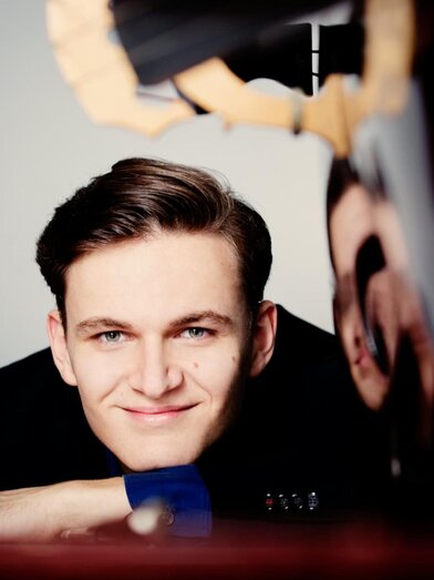 Dominik Wagner mit Kontrabass | © Julia Wesely | © Julia Wesely