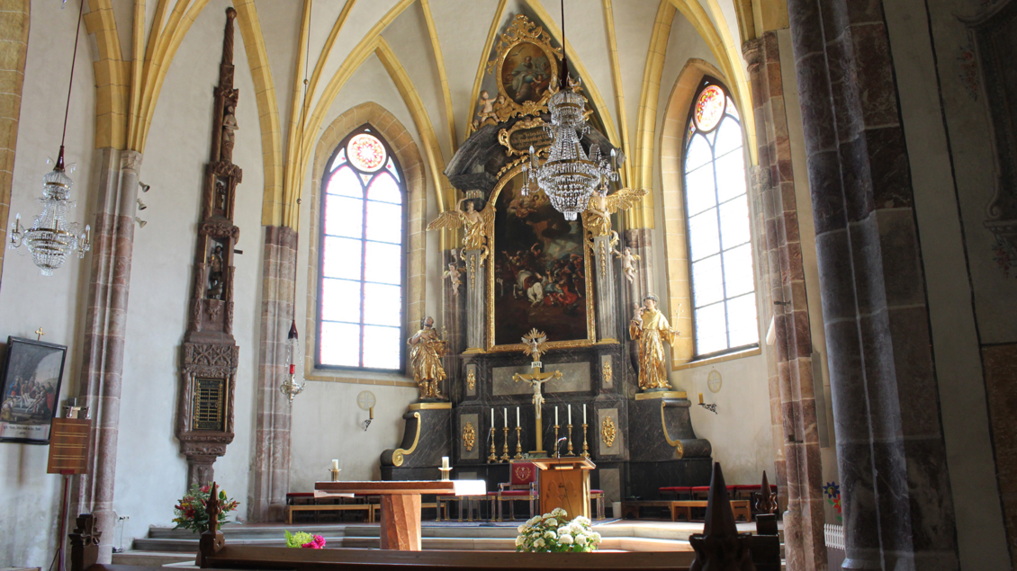Die Stadtpfarrkirche von Bad Aussee mit einem eindrucksvollen Altar, Kronleuchtern und hohen, bunten Fenstern. Die Holzbänke laden zur Besinnung ein.</ | © TVB Ausseerland Salzkammergut Bad Aussee