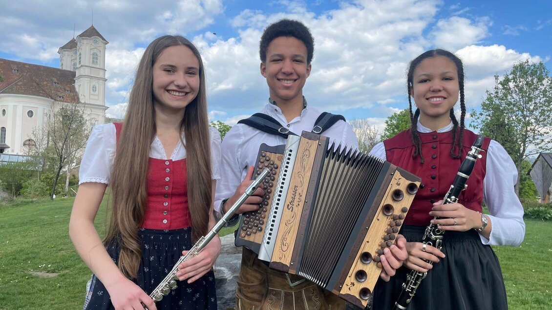 Drei junge Musiker in Tracht mit Querflöte, Knöpferlharmonika und Klarinette beim SUMT. | © Trio RSE