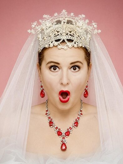 Actress as bride with veil and crown in the motif image of "The Wedding". | © Theater Absolut-Mario Maindl